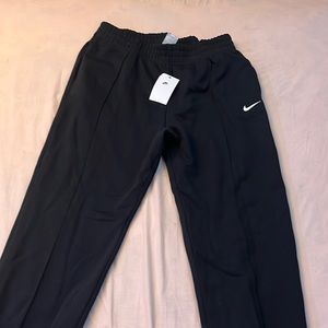 Black, Mid Rise, Loose Fit, NIKE Women’s sweatpants. Tags still on!